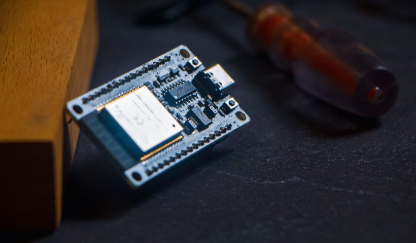التحقق الممتاز: منصة Firmware & Embedded Code Signer للمصادقة على تحديثات IoT